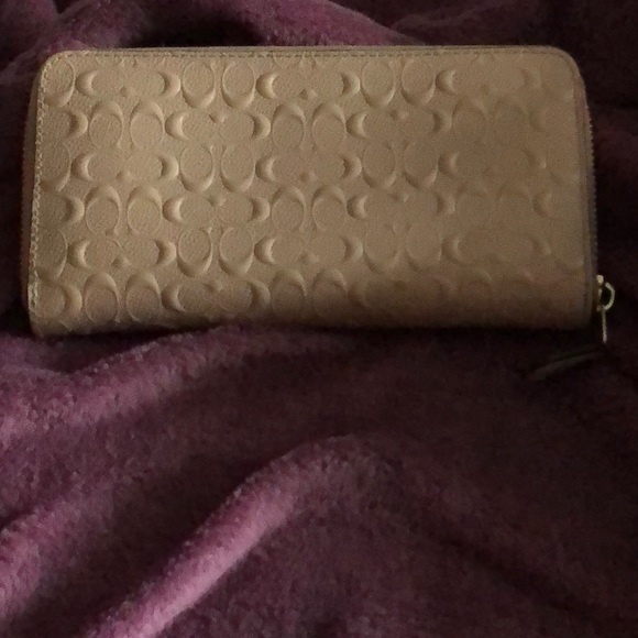 Coach embossed (signature) wallet - Picture 2 of 6